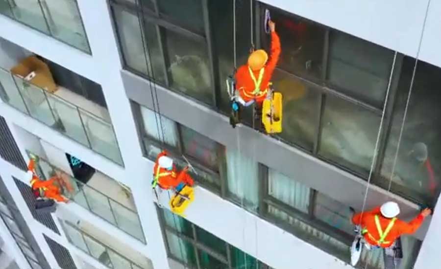 Các hạng mục vệ sinh kính cao tầng