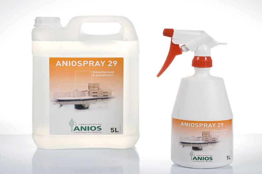 Phun dung dịch khử khuẩn bề mặt