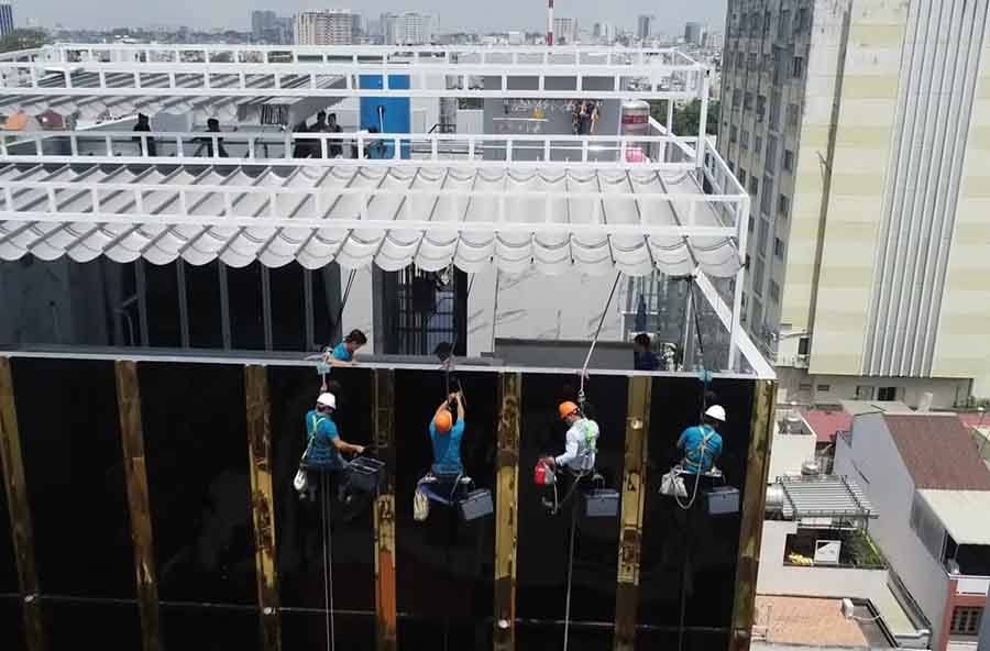 Phương pháp vệ sinh kính cao tầng