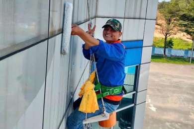 VỆ SINH KÍNH TÒA NHÀ CAO TẦNG