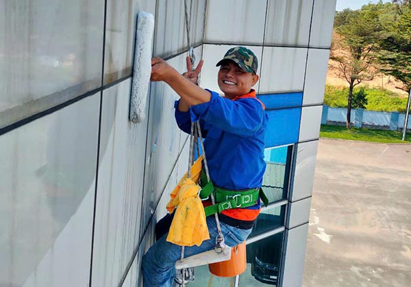 VỆ SINH KÍNH TÒA NHÀ CAO TẦNG