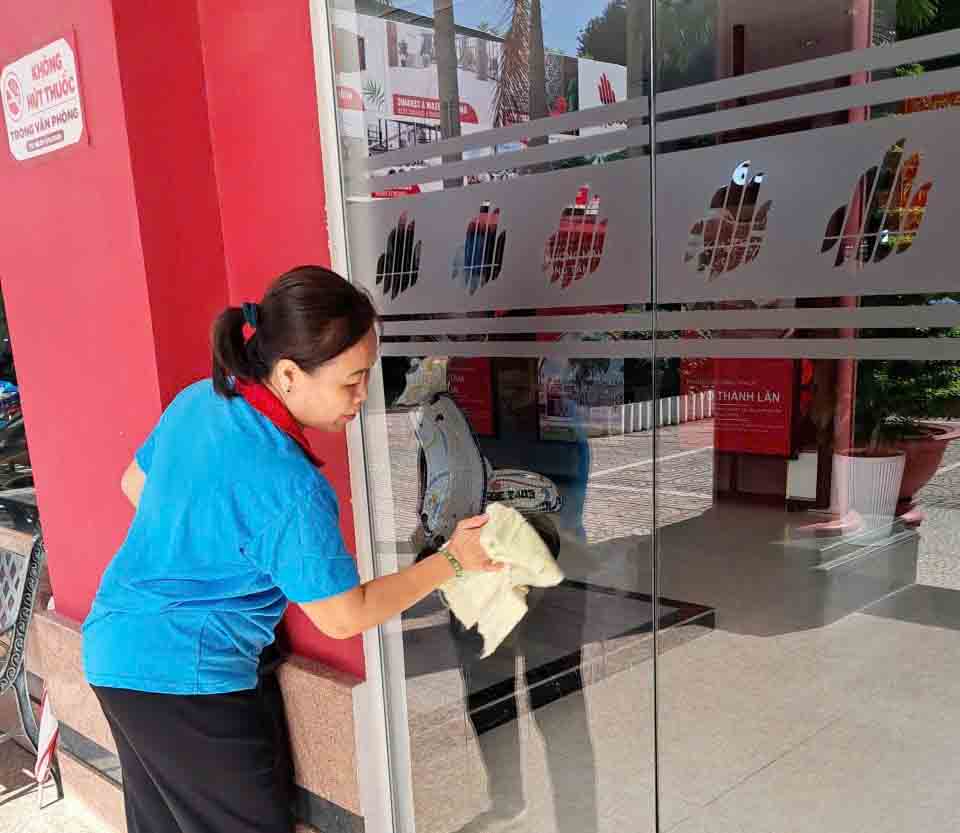 Vệ sinh kính & cửa ra vào Nano Clean